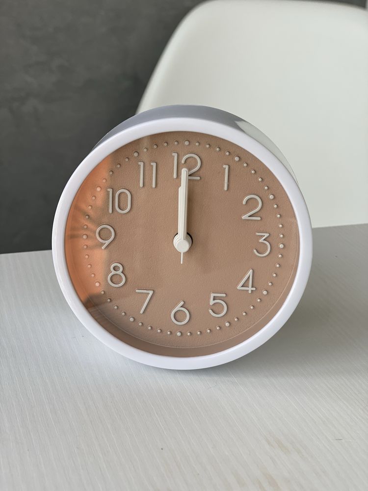 Часы настольные с будильником стиль и простота