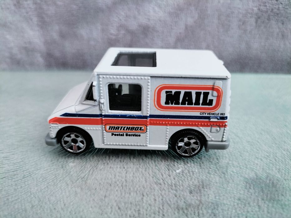 Matchbox MB993 Ciężarówka dostawcza Delivery Service Truck 1:88 Mattel