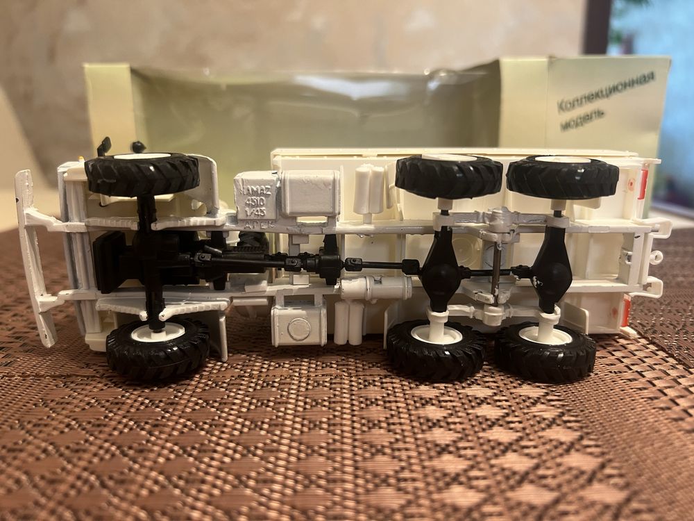 Модель Камаз-4310 UN + родная коробка Масштаб 1/43