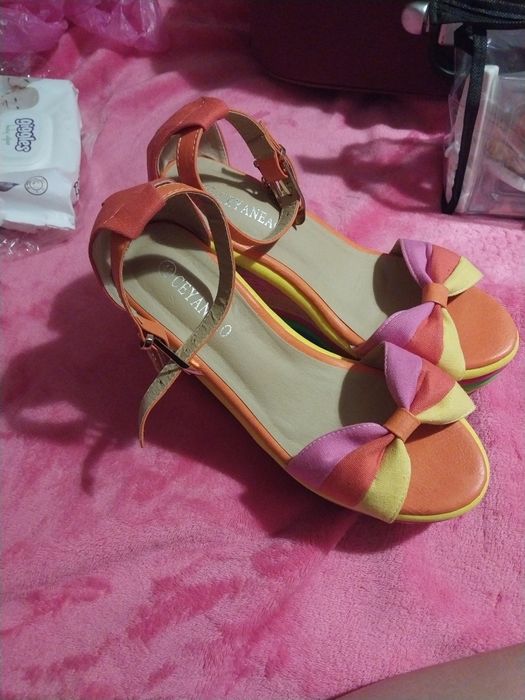 Продам босоножки