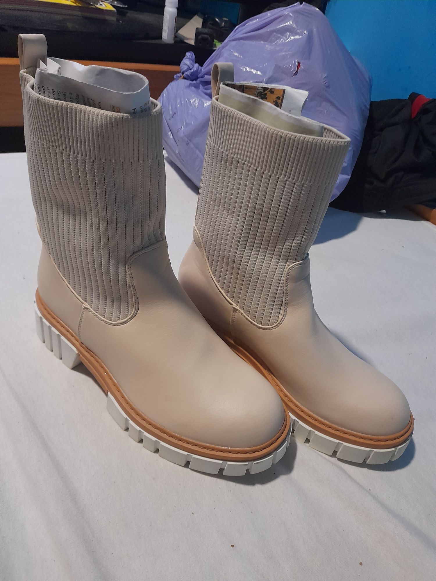 Botas novas nunca usadas tenho dois pares  n39 e número  40