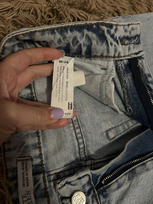 Трендові джинси з розрізами на сідницях блакитні світлі джинси