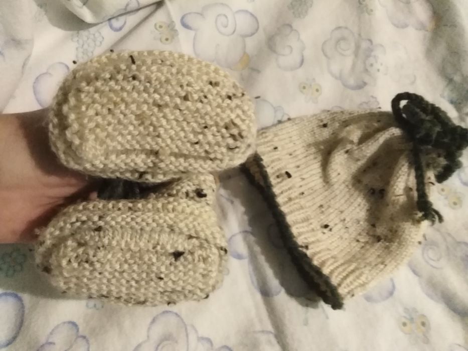 Пинетки и шапочка для маленьких деток