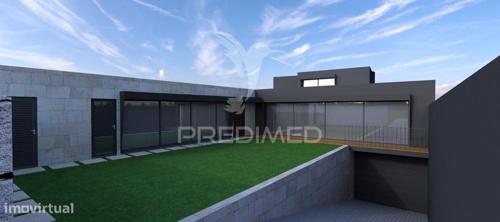 Moradia para Reabilitar na Praia de Lavadores