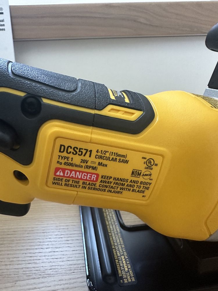 циркулярна дискова пила DeWALT DCS571