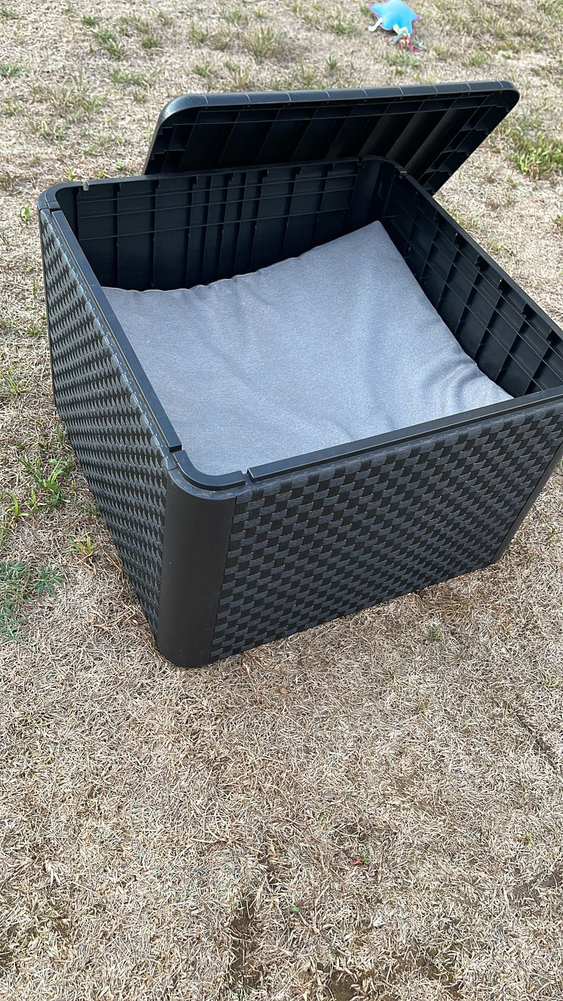 Conjunto de jardim: sofá 2 lugares + 2 bancos + mesa com arrumos