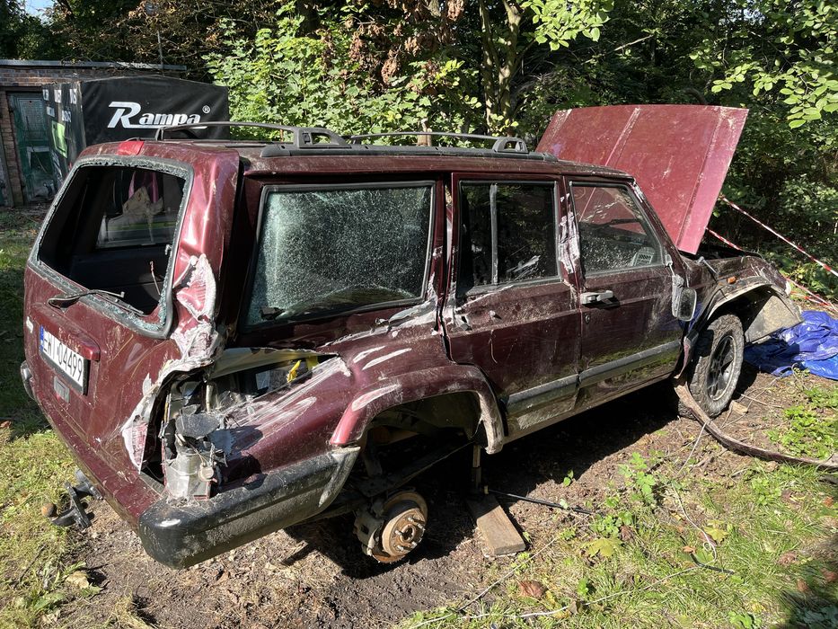 Jeep XJ 4.0L 2000r. Powypadkowy - całość lub na cześci