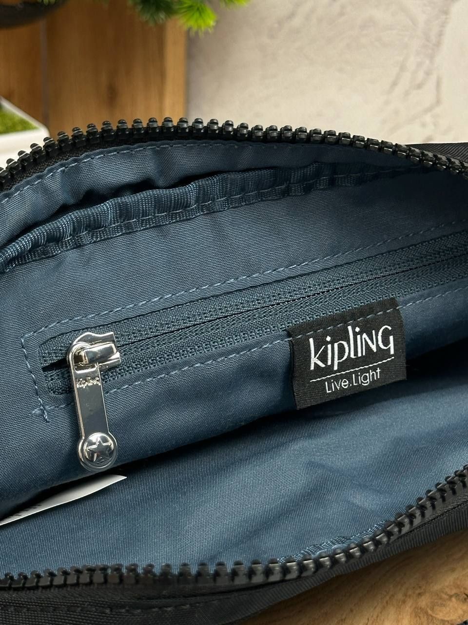 Функціональна сумка Kipling з брелком