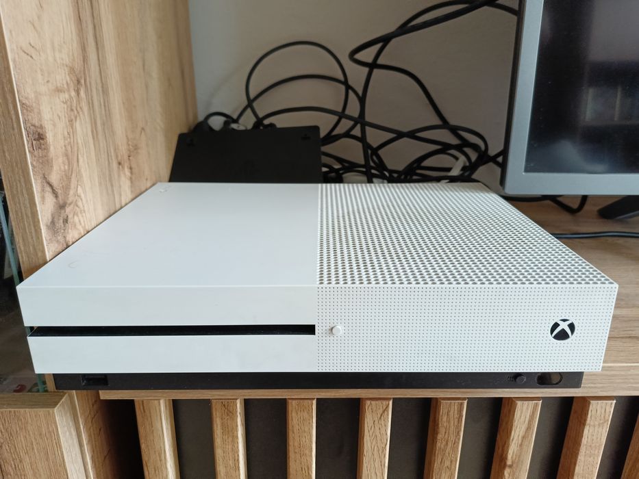 Konsola Xbox One S + 7 gier dysk 1T