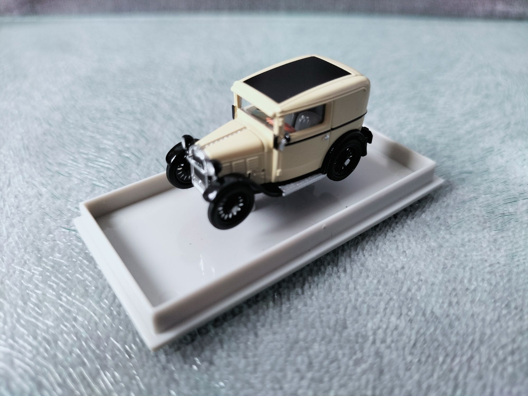 Brekina 1:87 Dixi Lieferwagen kolekcjonerski model samochodu