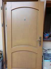 Solidne drzwi zewnętrzne drewniane