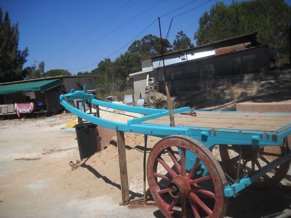 Antiguidades e tambem charretes antigas