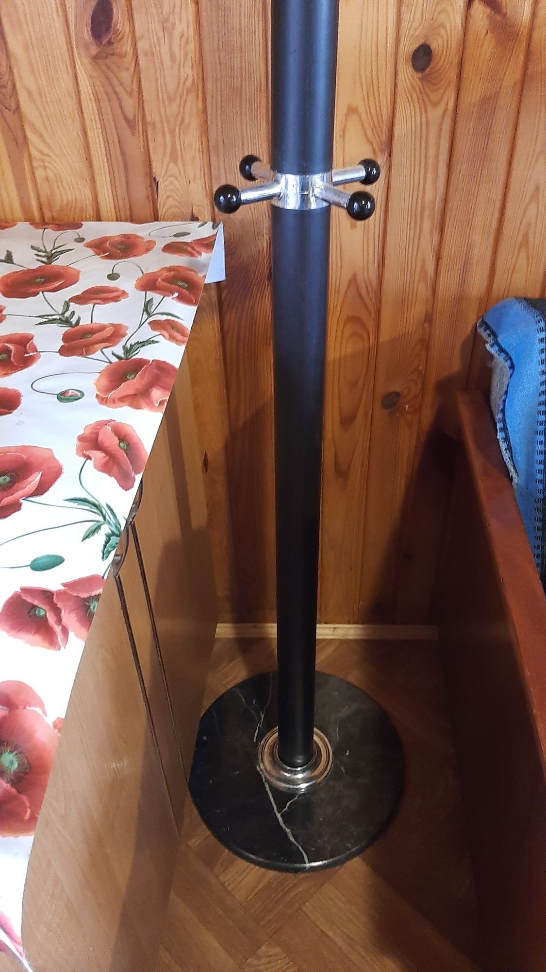 Продаю вішалку підлогову із натурального каменю(нову)