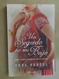 Um Segredo No Seu Beijo de Anna Randol - 1ª Edição