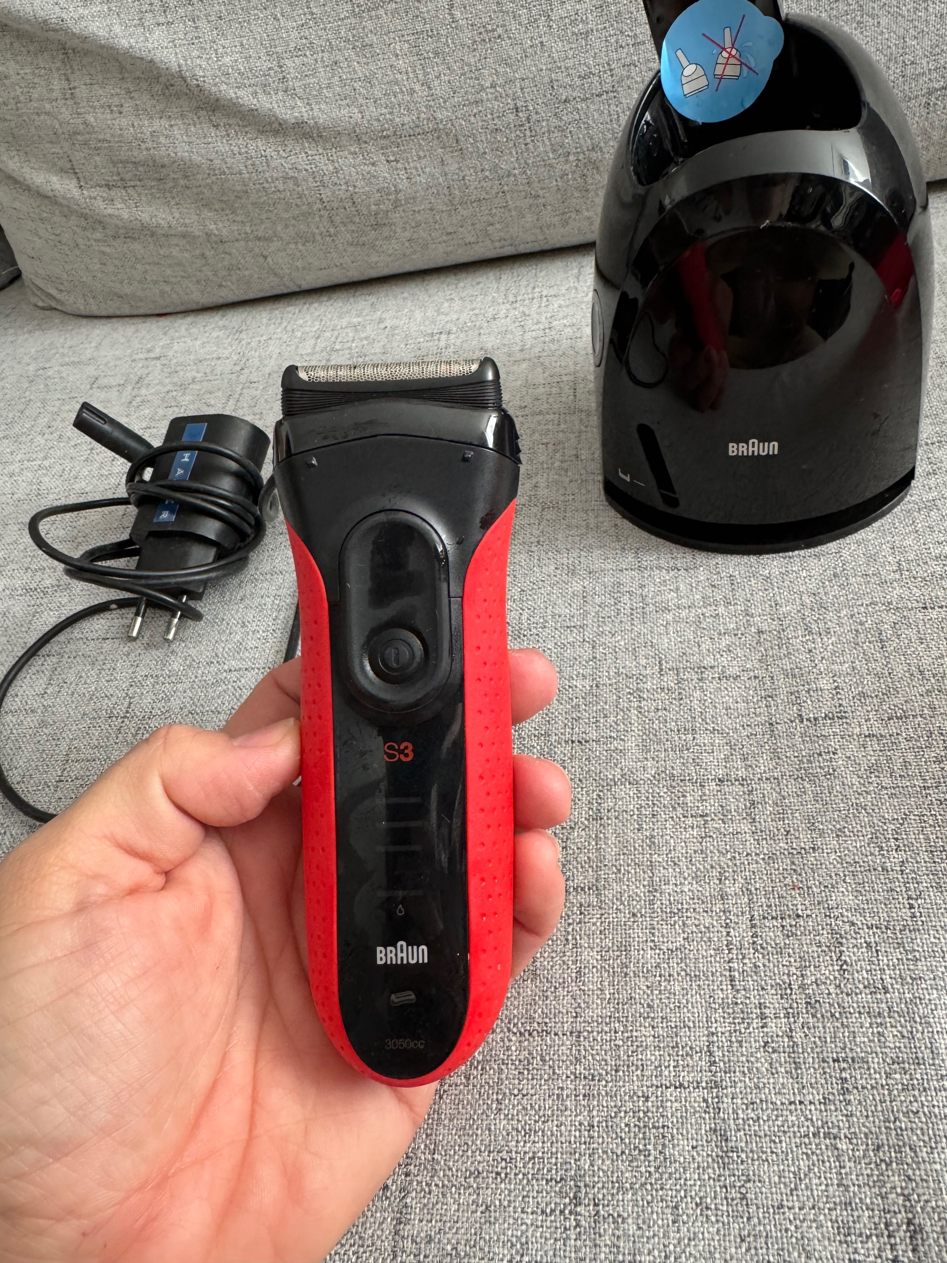 Golarka Braun Series 3 3050cc z bazą czyszczącą i ładującą