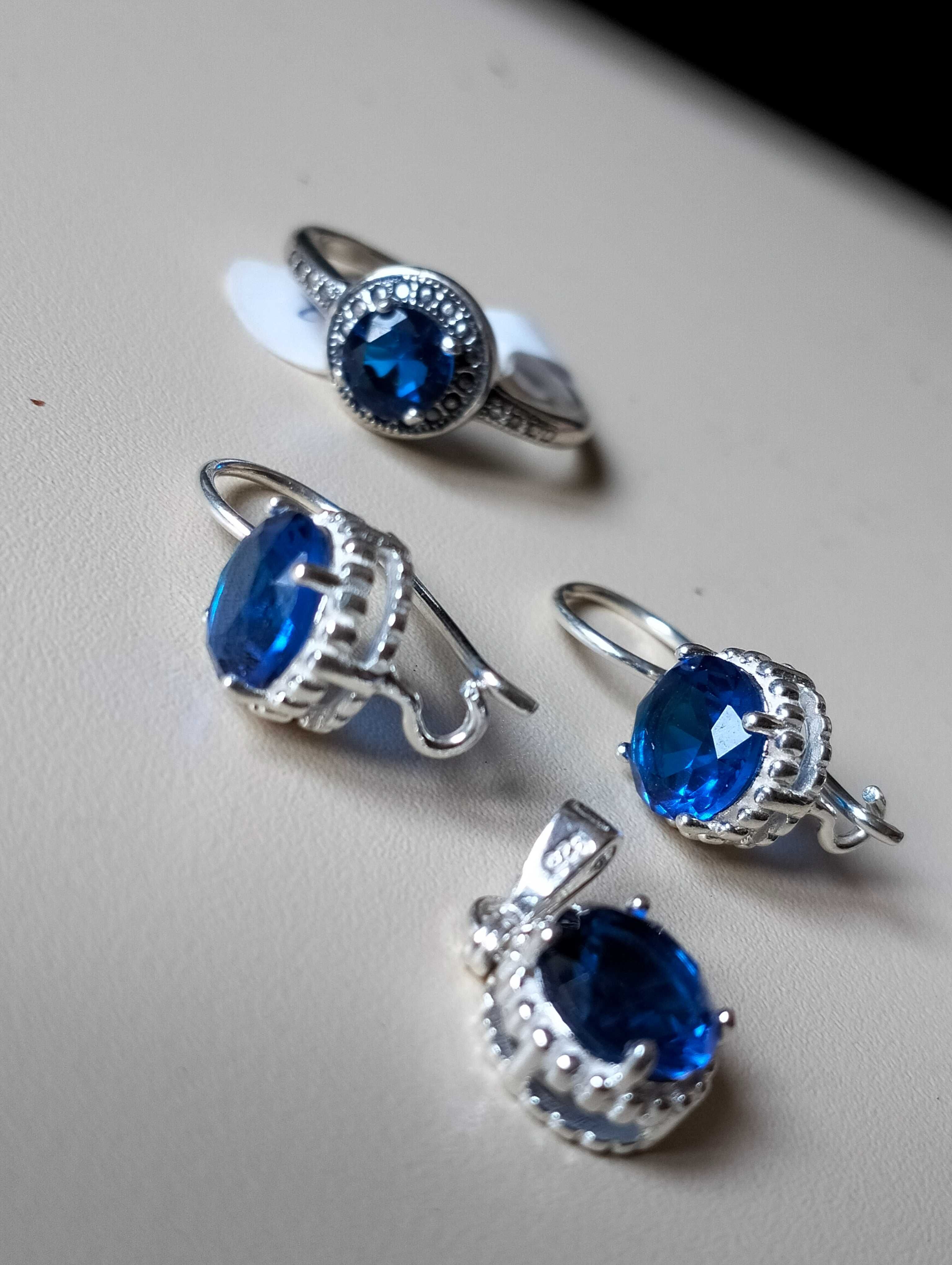 Komplet srebrnej biżuterii z piękną niebieską cyrkonią