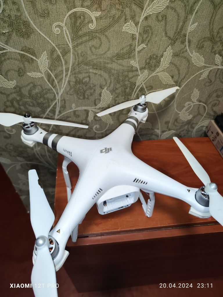 Продам Dji phantom (на запчасти )