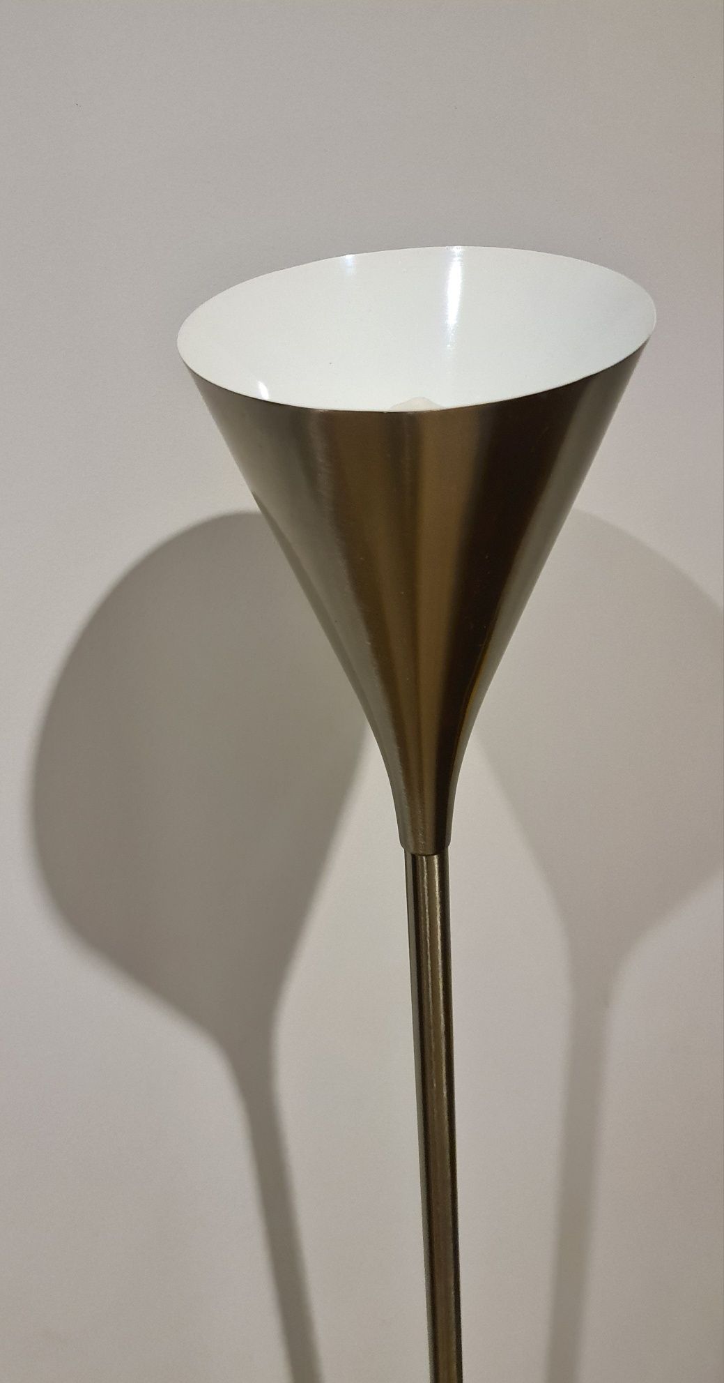 Srebrna lampa stojąca