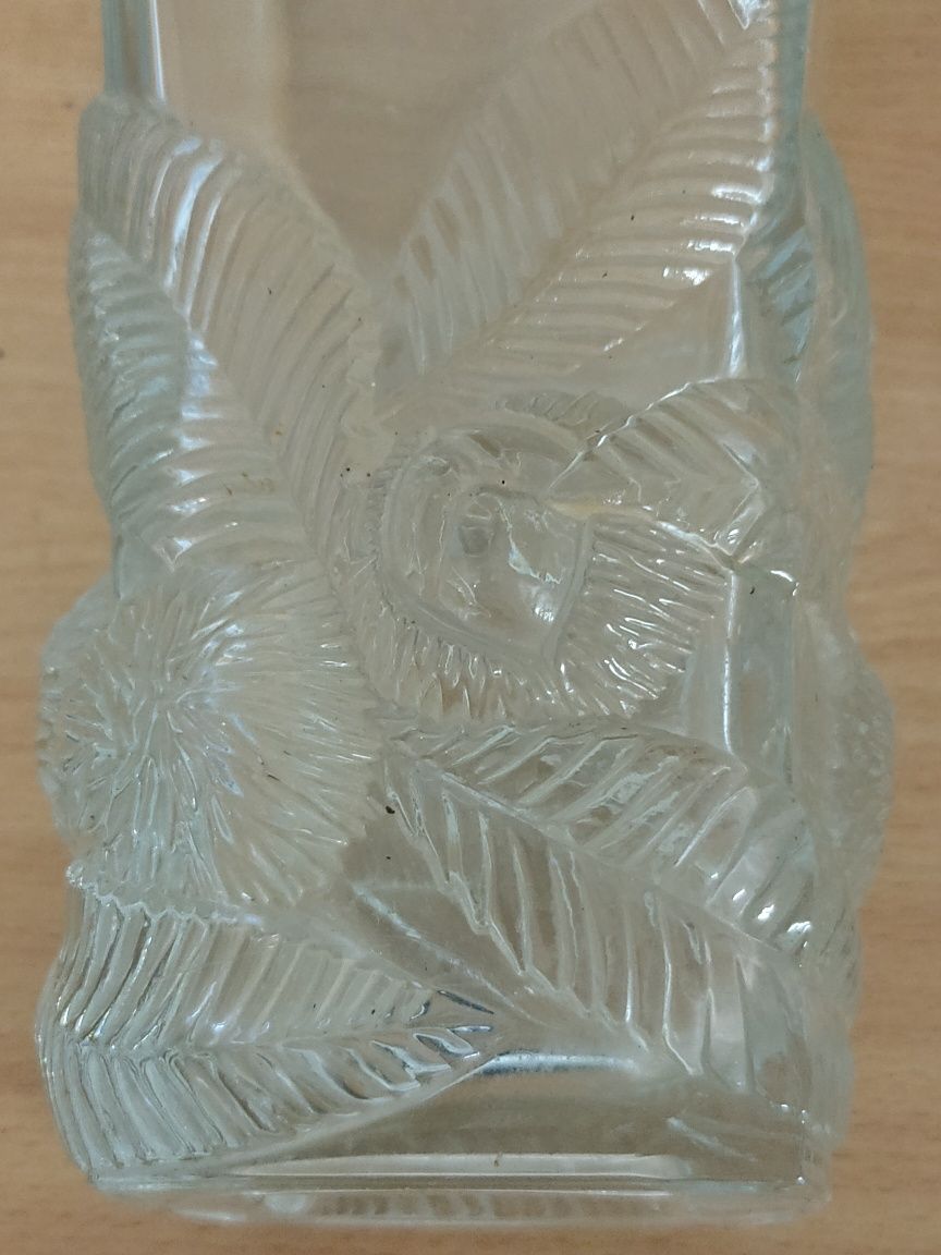 Jarra em vidro trabalhado.
