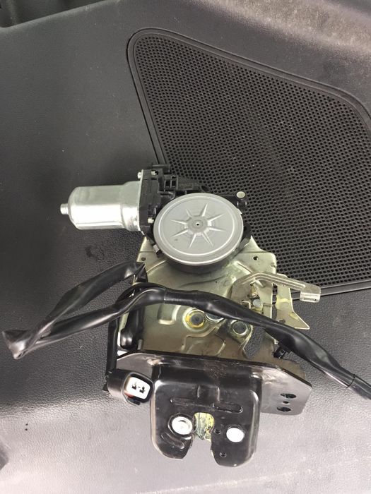 Замок крышки багажника Ford Escape 2015