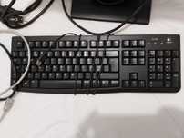 Teclado e monitor bem estimado.