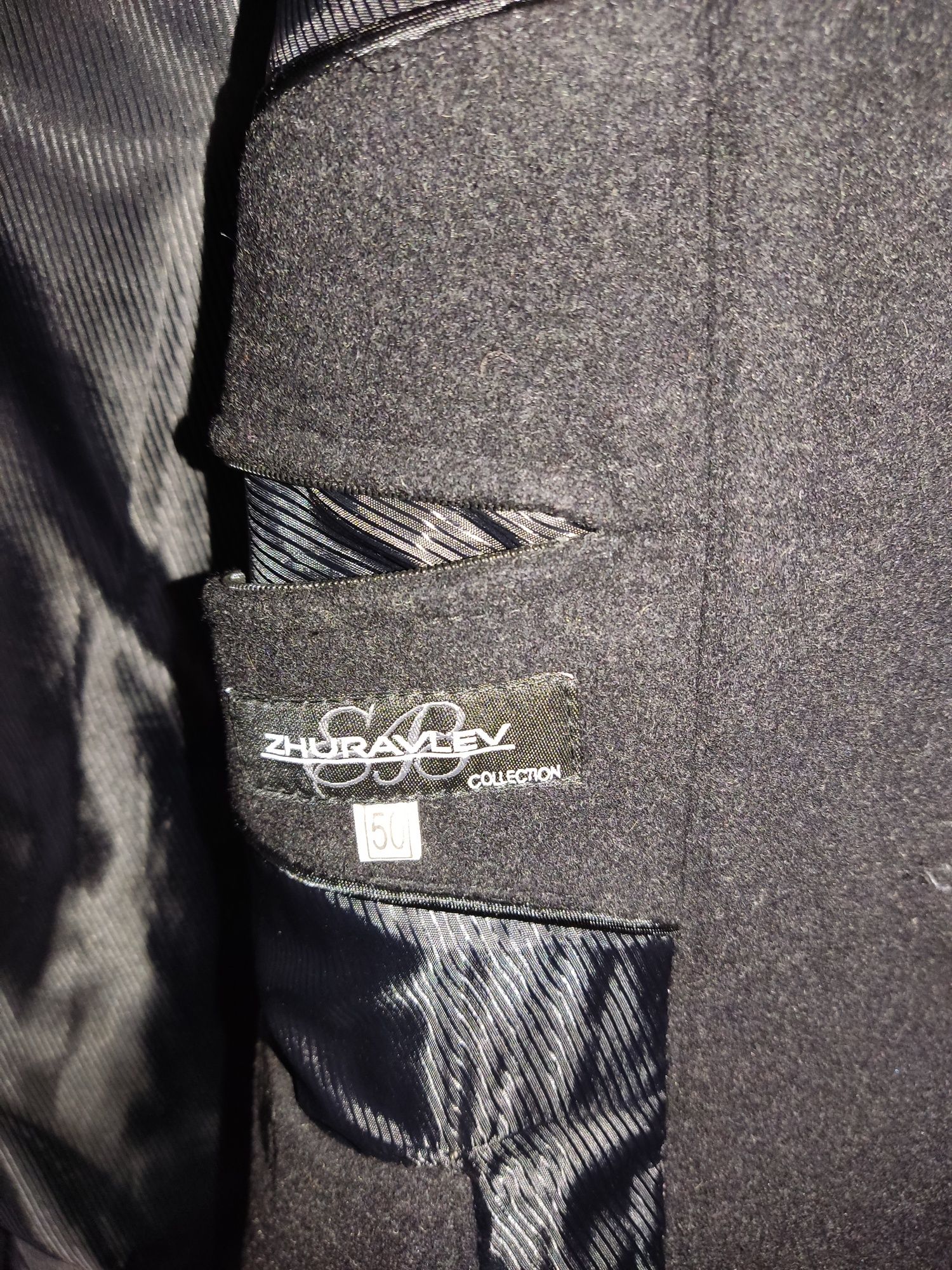 Мужское зимнее черное пальто утепленное классическое с меховым воротни