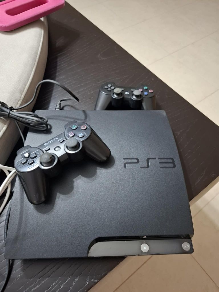 Ps3 com dois comandos e dois jogos