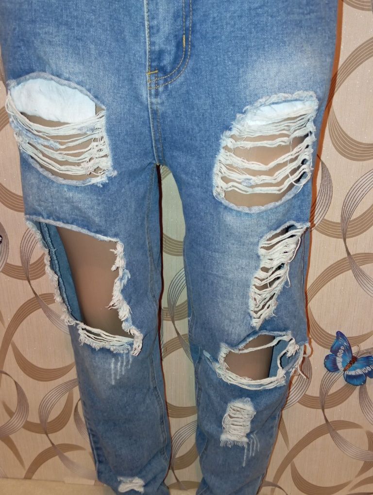 Рваные джинсы Мом на высокой посадке от бренда Boohoo,