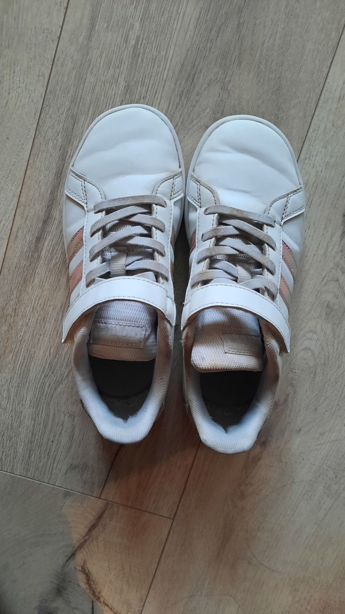 Buty sportowe znanej firmy rozmiar 33i½