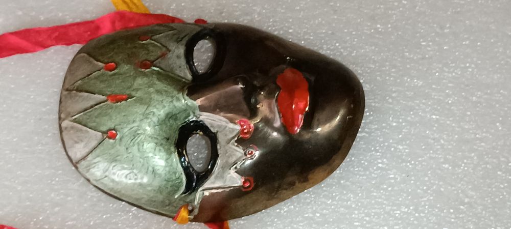 Antiga máscara italiana em cloisonné