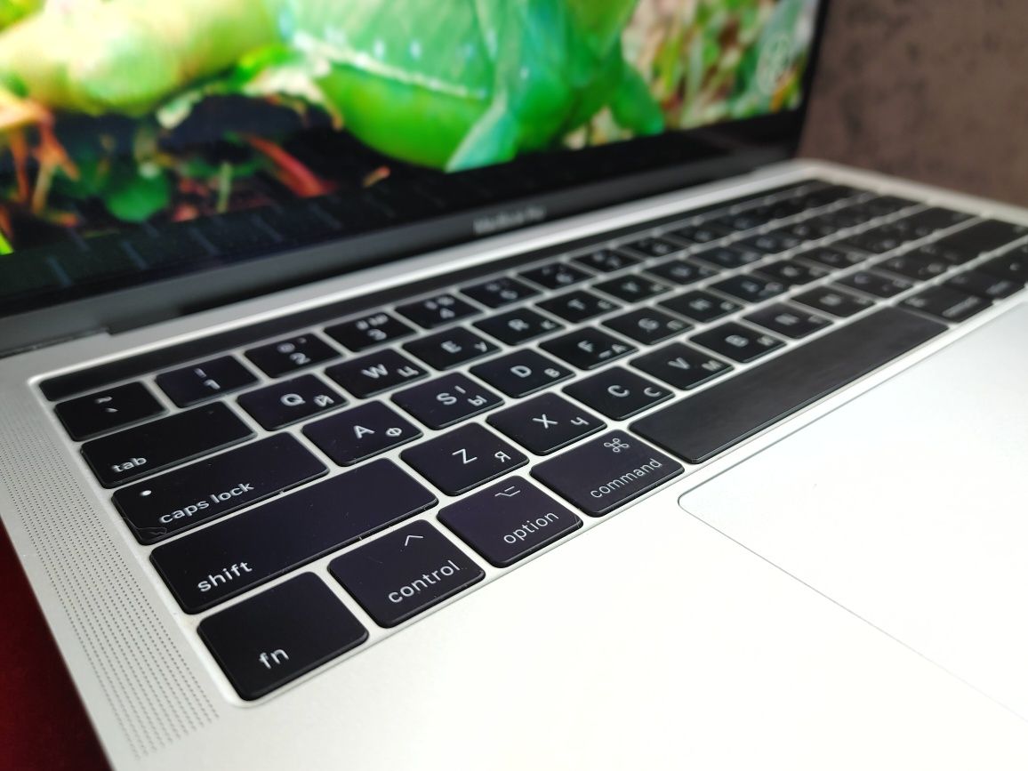 MacBook pro 13 a1989 2019 i5 2.4ghz/16/256gb / video 1.5 gb