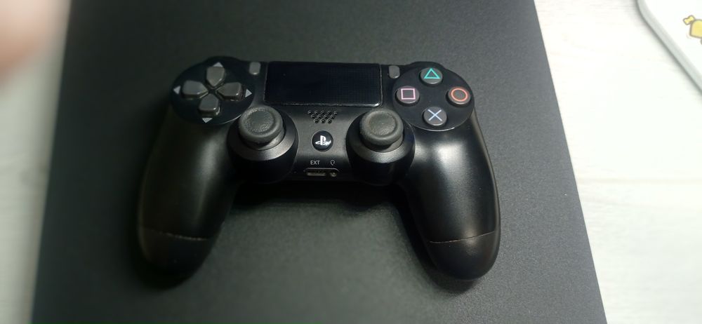 Продаю пс4 слім на 1 tb з двома доалшоками