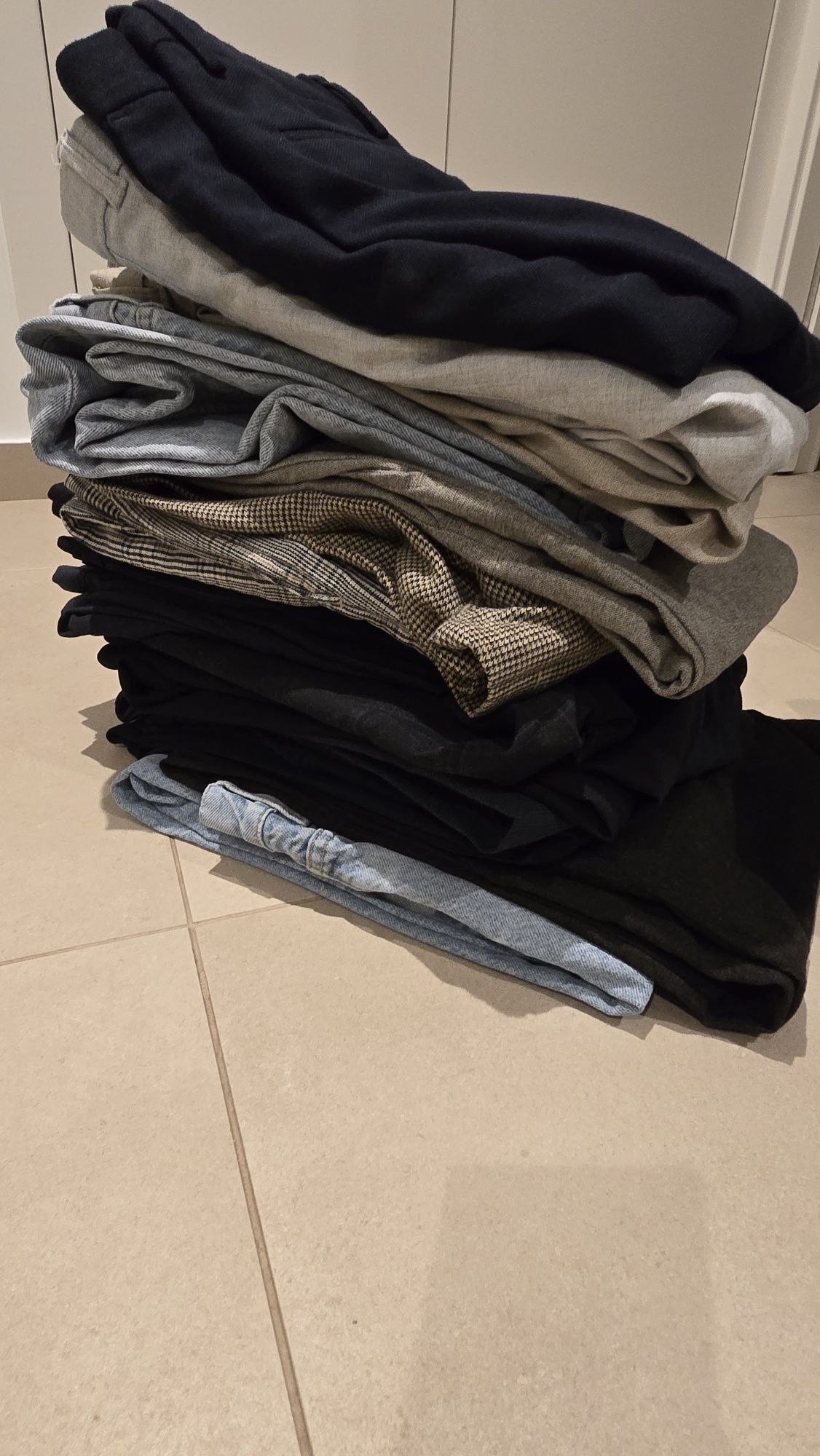 17 pares de calças + 13 camisas + 2 polos + 2 calções como novos
