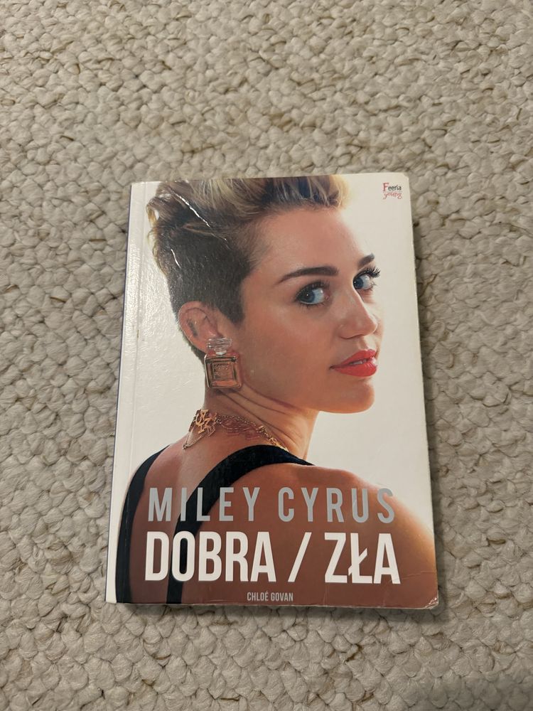 Miley Cyrus dobra/zła Chloé Govan