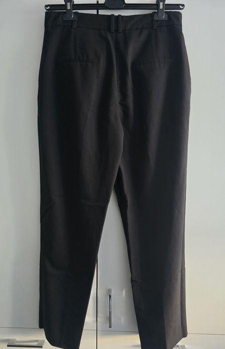 Czarne chinosy – Mango