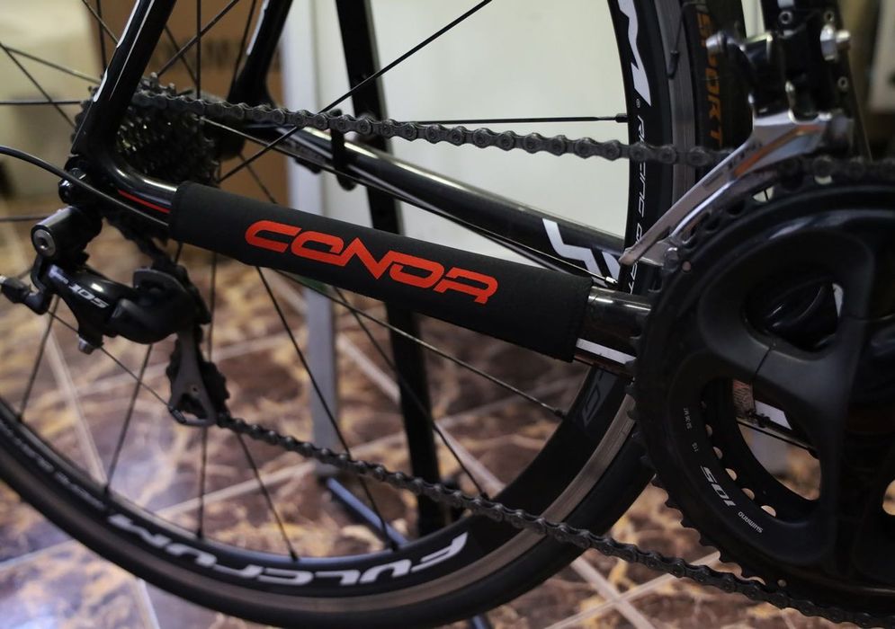 Opaska neoprenowa ochronna ramy pod łańcuchem CONOR czerwona na rzepy