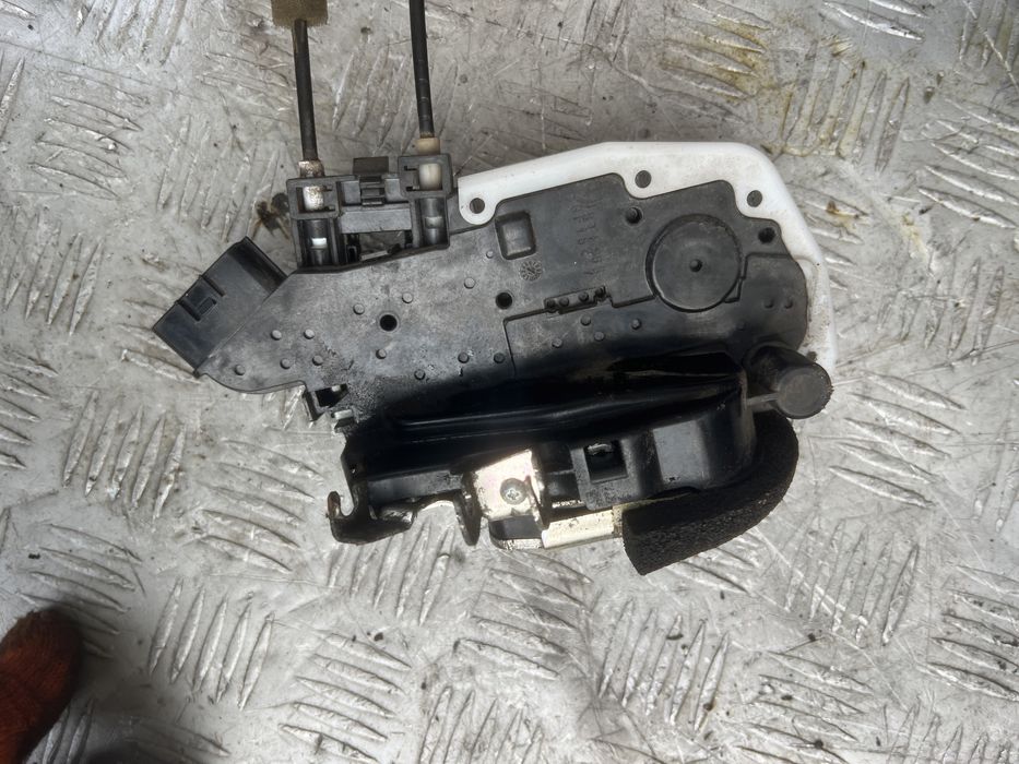 Замок задней двери лев прав Ниссан рог nissan rogue xtrail t32 год 15