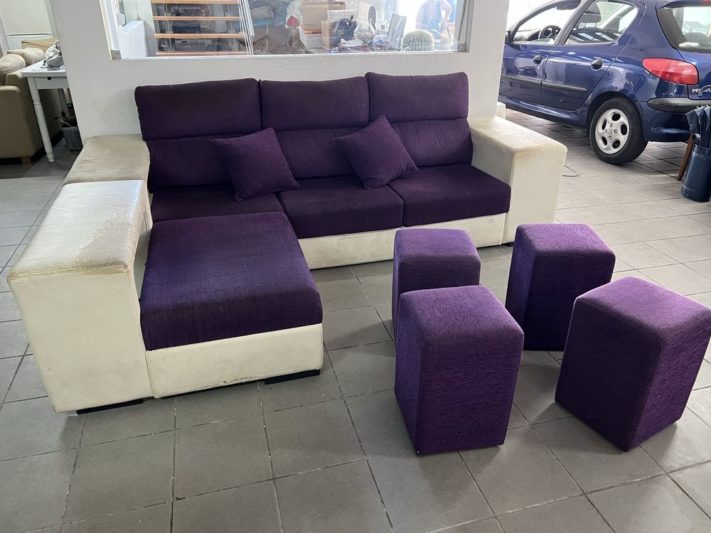 Sofá com chaise long e bancos