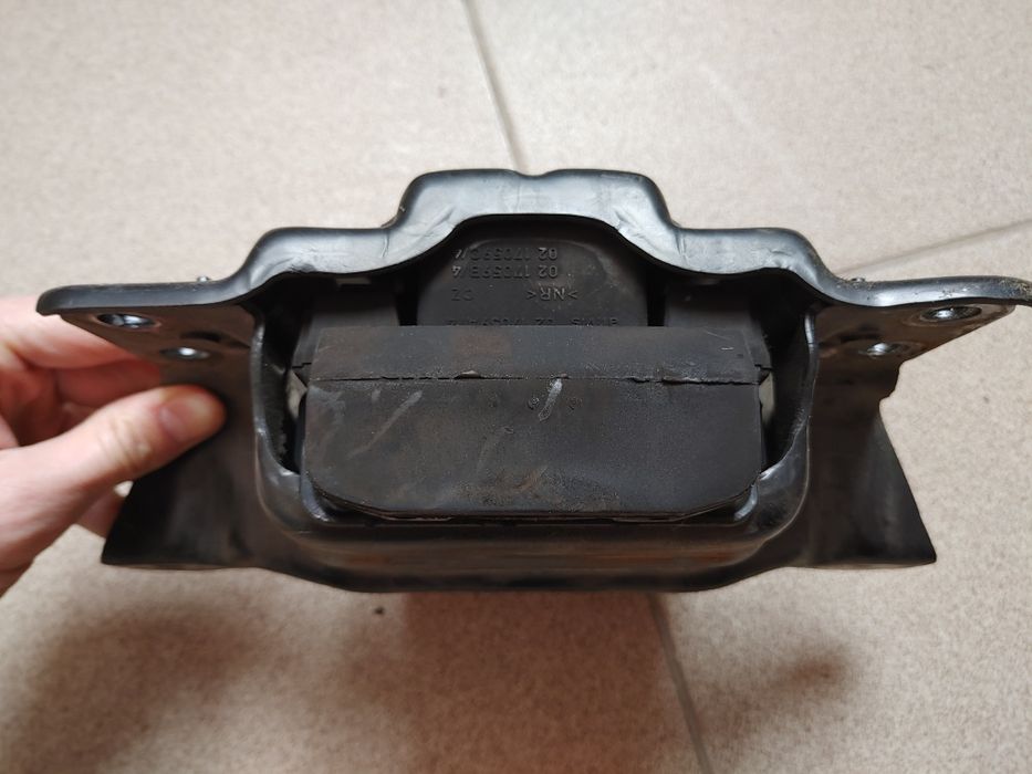Опора подушка двигуна права VW Passat B8 3Q0199262J