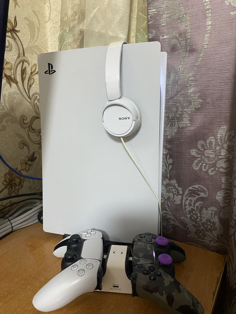 PS 5 + 2 геймпада + наушники Sony и зарядное на 2 порта.