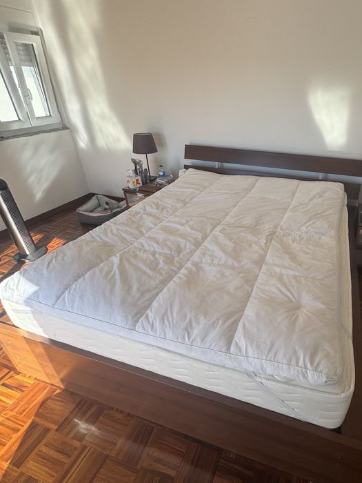 Cama King size e 2 mesas de cabeceira