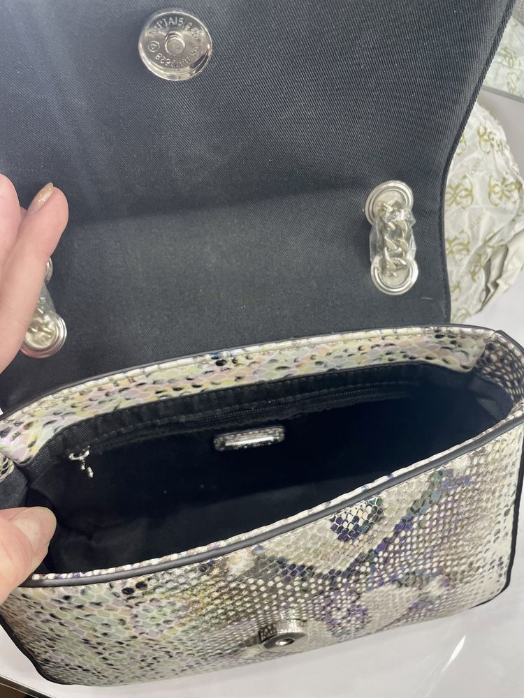 Guess iridescent snake crossbody клатч змеиный принт с переливом