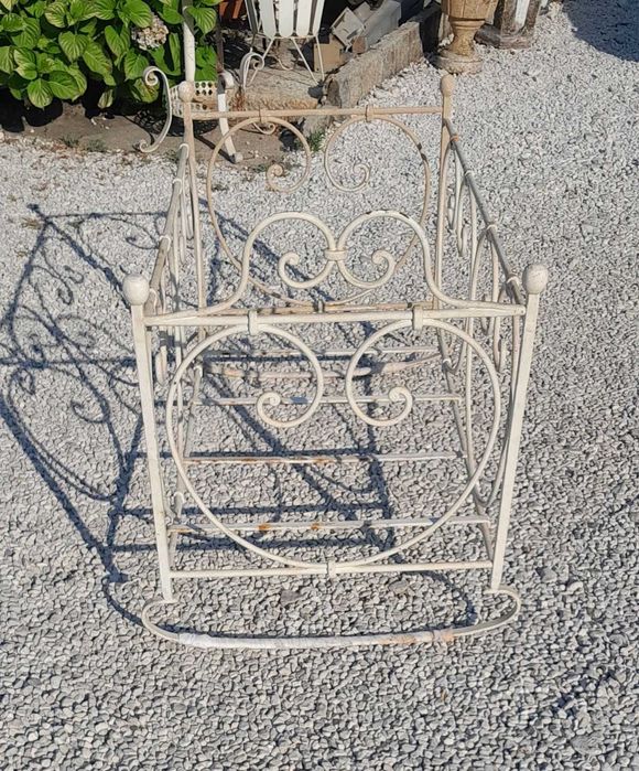 Berço antigo em ferro