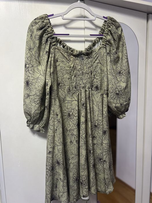 Платя з гарним декольте та резинкою на спині