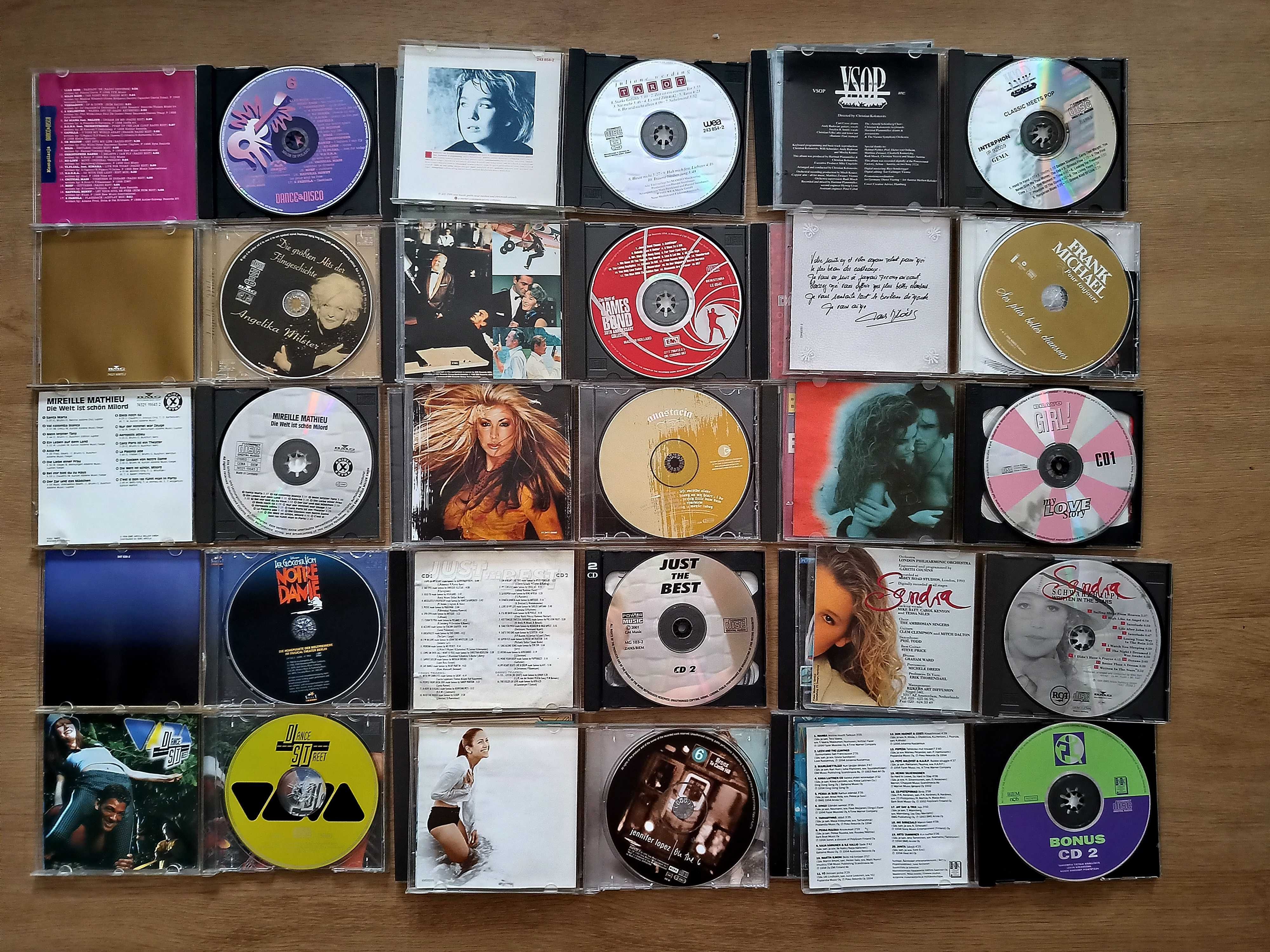 32 CD płyty różnych wykonawców.