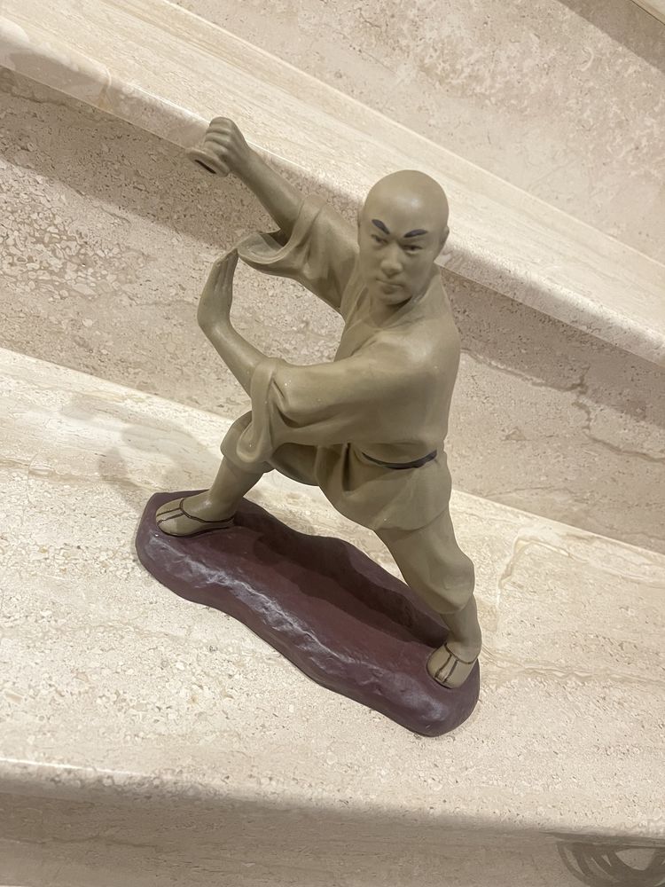 Piękna figórka rzeźba mnicha