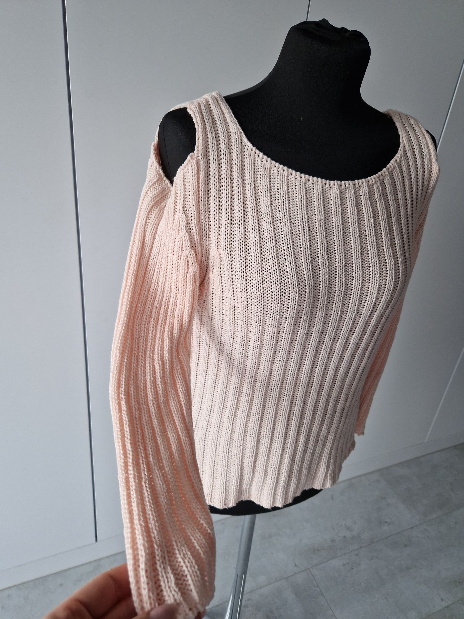 Morelowy sweter z wyciętymi ramionami 36 s