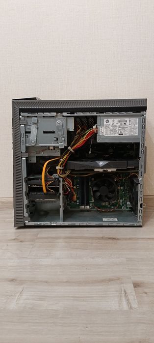 Komputer dla ucznia do gier z monitorem