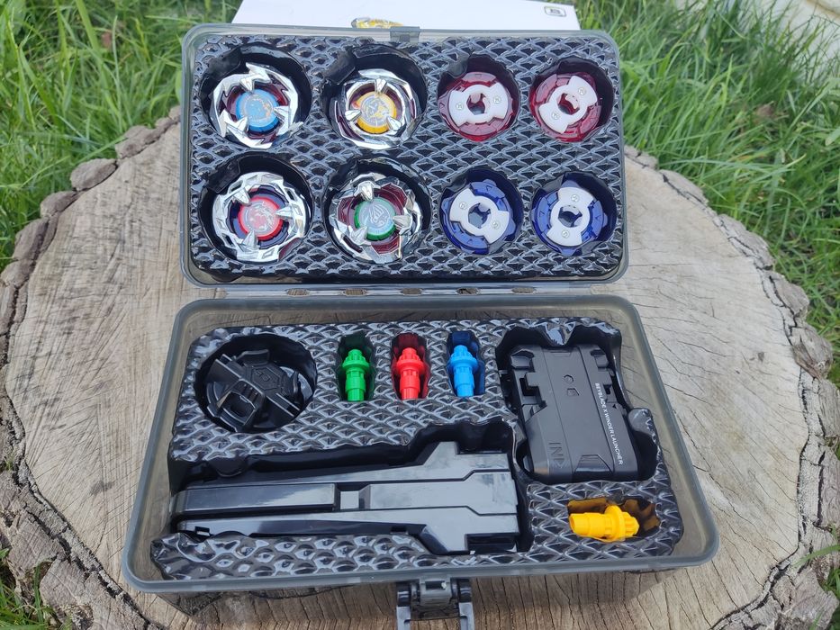 Набір Бейблейдів Beyblade X в кейсі 4 бейблейди 2 запускачі F 715
