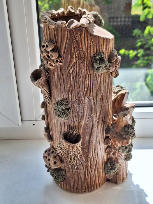 Глинянная ваза для цветов.